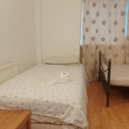 Private Rooms In 3 Bedroom Flat!! Londýn Exteriér fotografie